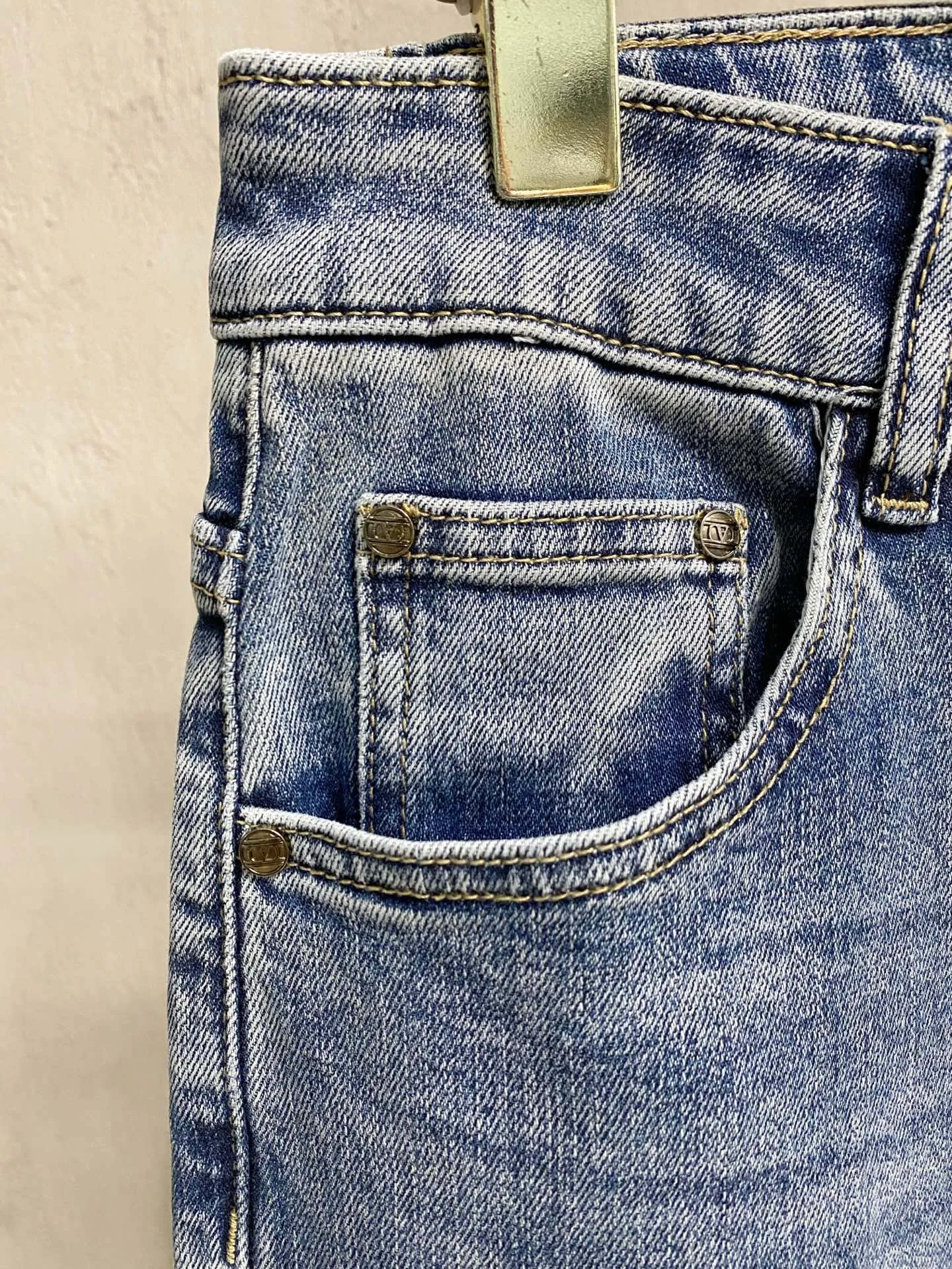 VAL Valentino launches new men's thin jeans in summer 2026! Heavy-duty washed denim fabric, customized fabric is softer and more comfortable than ordinary denim fabric! Ultra-heavy industrial washing process and dual-process washing. The entire pair of pants has a comfortable hand feel, and the level of fineness and breathable effect are top-notch. All hardware brand logos are custom-made, and the materials are selected with the best attributes. The elasticity of the fabric is very good and the comfort is great! The low-key design style is simple and elegant. Sizes: 28-36 no 35